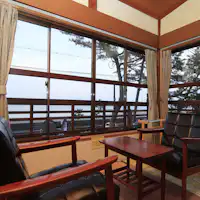 ห้องพักสไตล์ญี่ปุ่นย้อนยุคพร้อมวิวทะเล