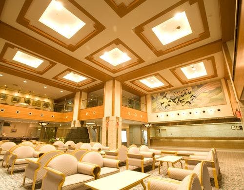 吹き抜けのフロントロビー。