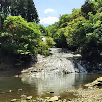 著名瀑布“粟又瀑布”,步行5分钟即可到达瀑布潭。