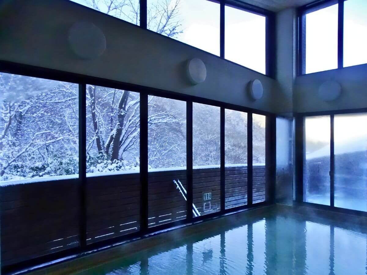 【1F重曹泉・室內浴池】窗外是雪景。