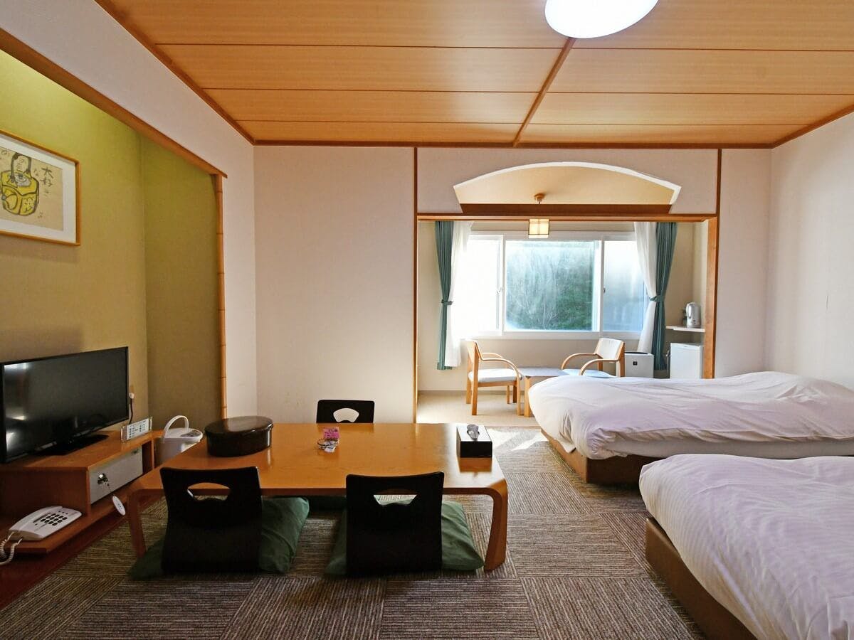 配有2張床的地毯式房間