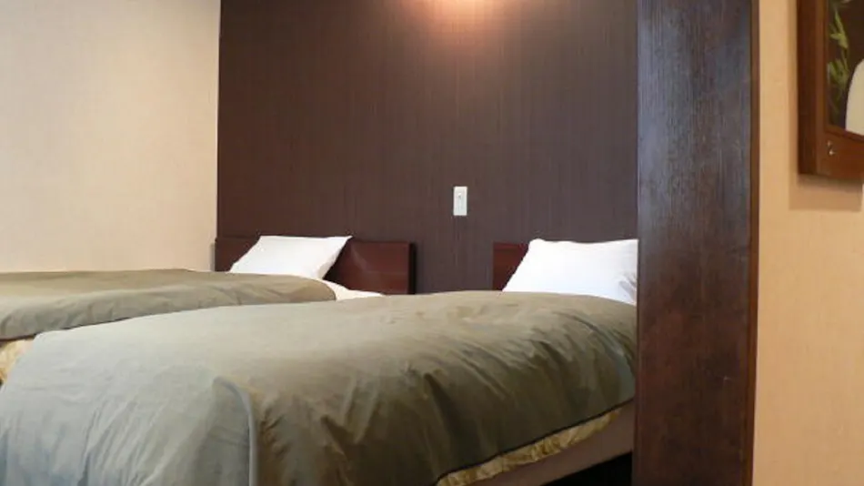 Dog-Friendly Inn with Pressed Flower Art: Glass Puppy