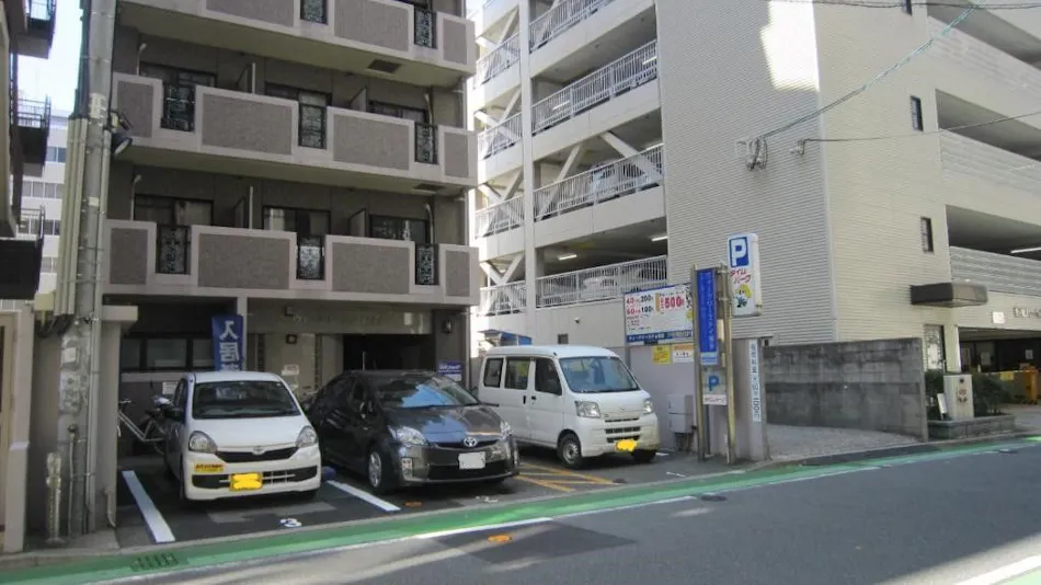 N.33 Hakata Station East