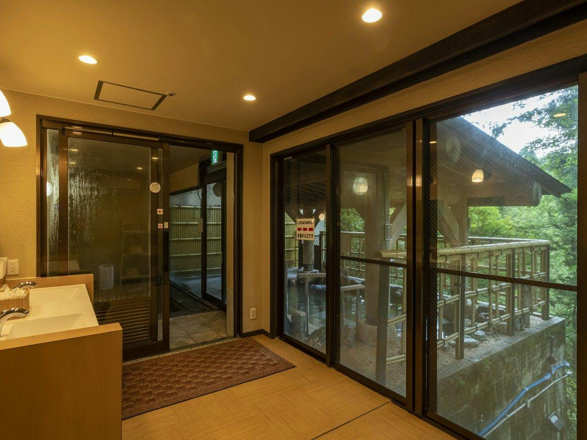Yamanaka Onsen Yubatake no Yado Hanatsubaki