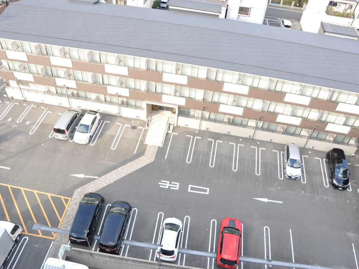 มีที่จอดรถแบบพื้นราบ