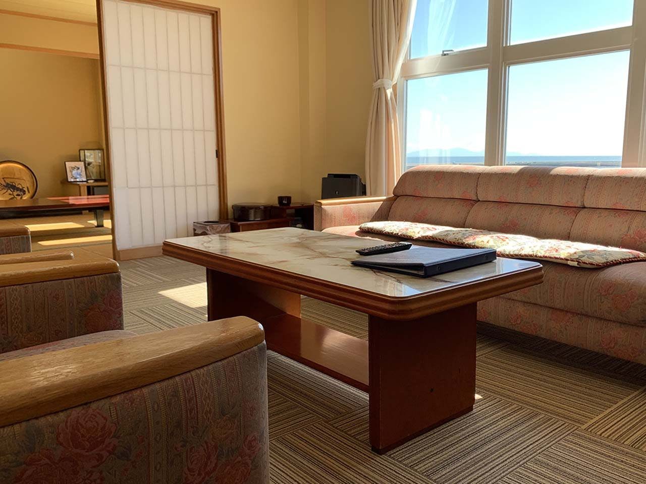 Kamar bergaya Jepang dengan ruang tamu di lantai 2