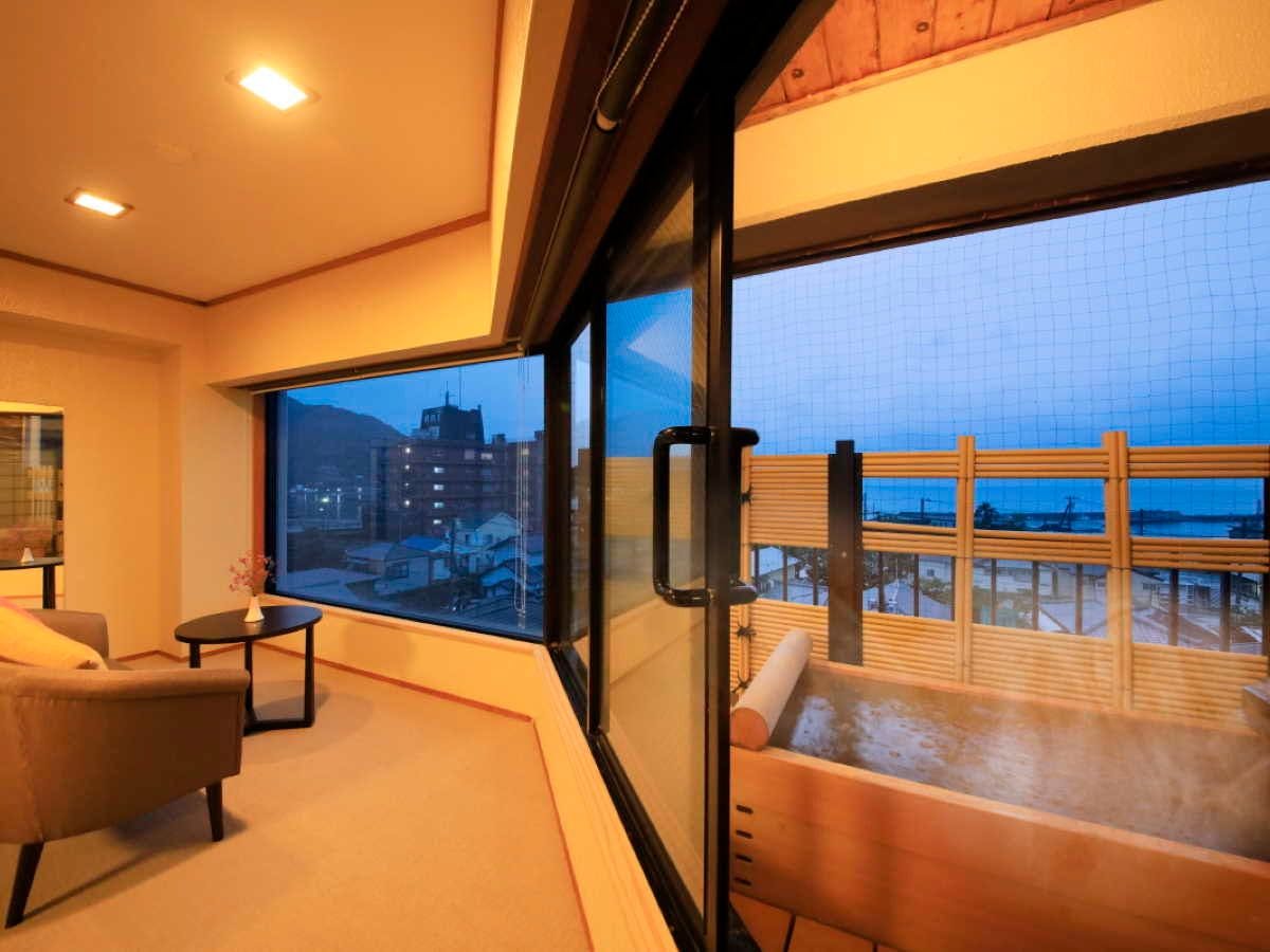 【Bilik gaya Jepun dengan onsen terbuka】Pemandangan laut dari beranda luas.