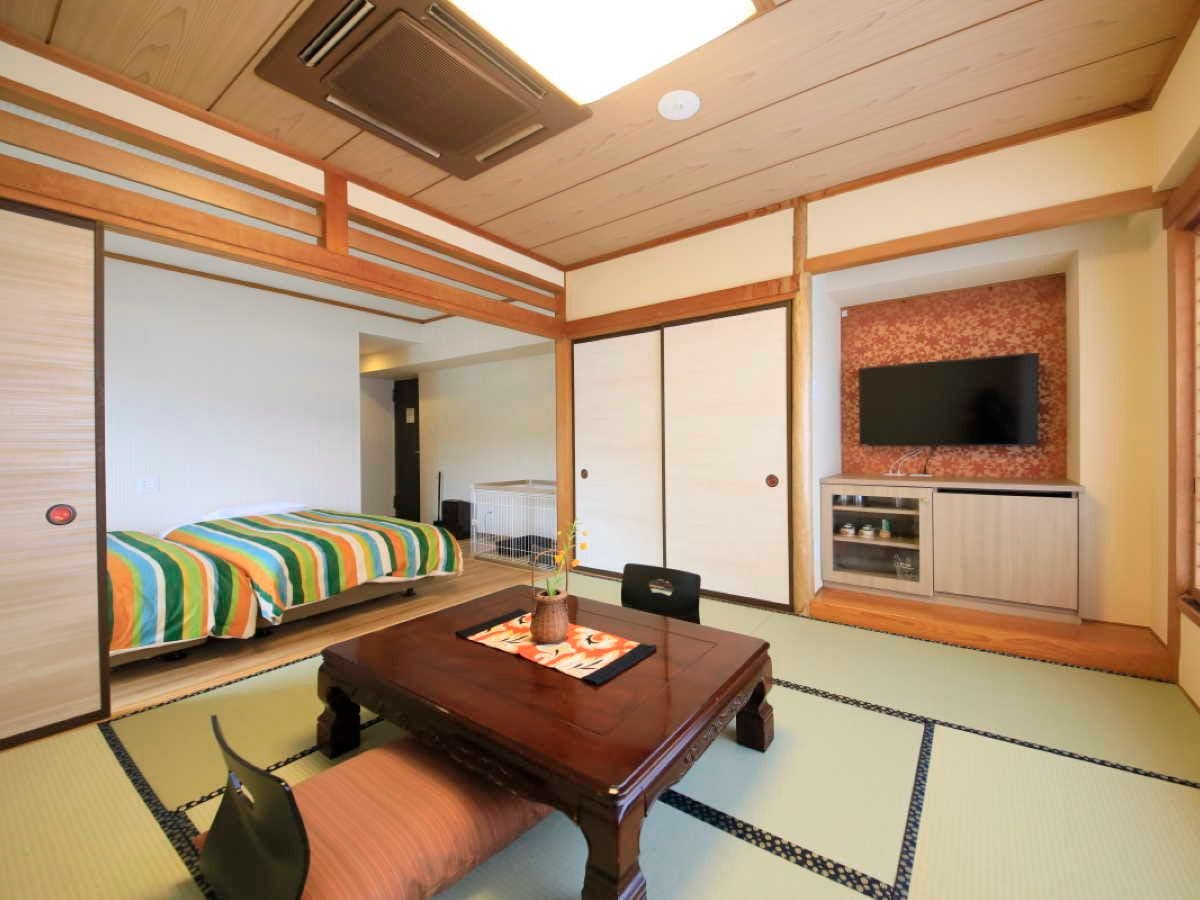 Bilik tetamu gaya Jepun dan Barat dengan dua katil bujang *Hanya contoh