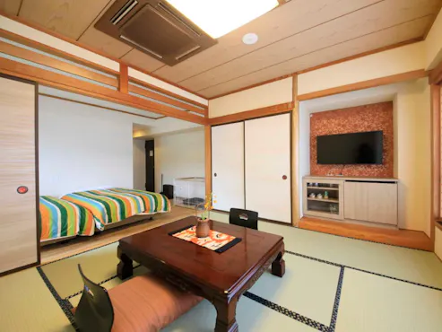 Bilik tetamu gaya Jepun dan Barat dengan dua katil bujang *Hanya contoh