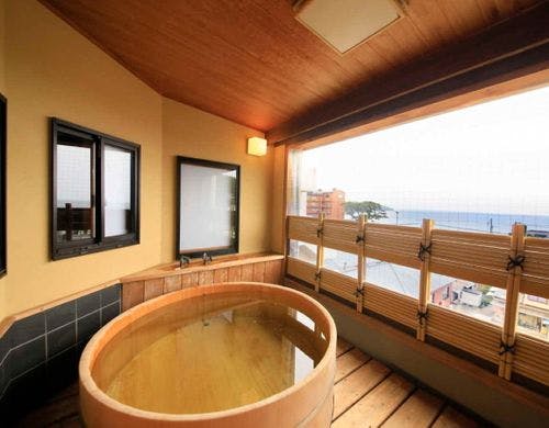 【露天風呂付和室】広縁から海が望めます