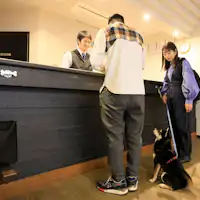 Cangkuk tali anjing disediakan di sebelah kaunter penerimaan.