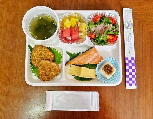 ご朝食はおにぎり弁当をお部屋にお届け