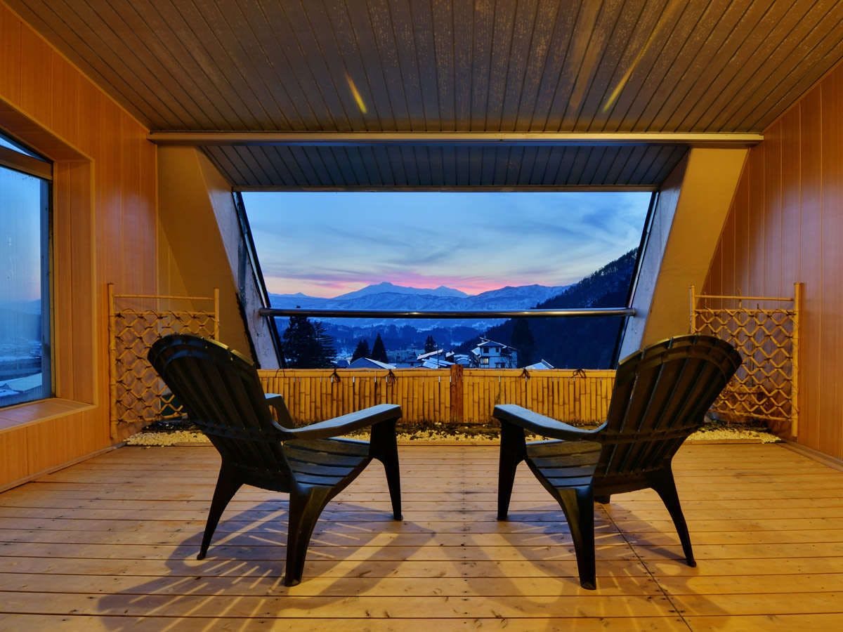 ระเบียงไม้ของห้องอาบน้ำขนาดใหญ่พร้อมวิว