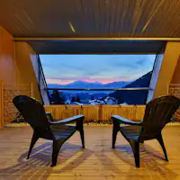 ระเบียงไม้ของห้องอาบน้ำขนาดใหญ่พร้อมวิว