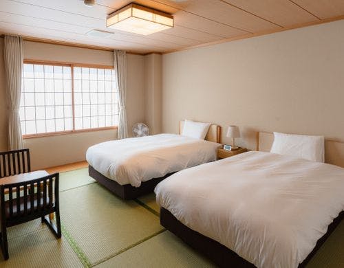 畳(10畳)にシモンズベッド2台入れました。