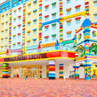 充滿樂高世界觀的飯店