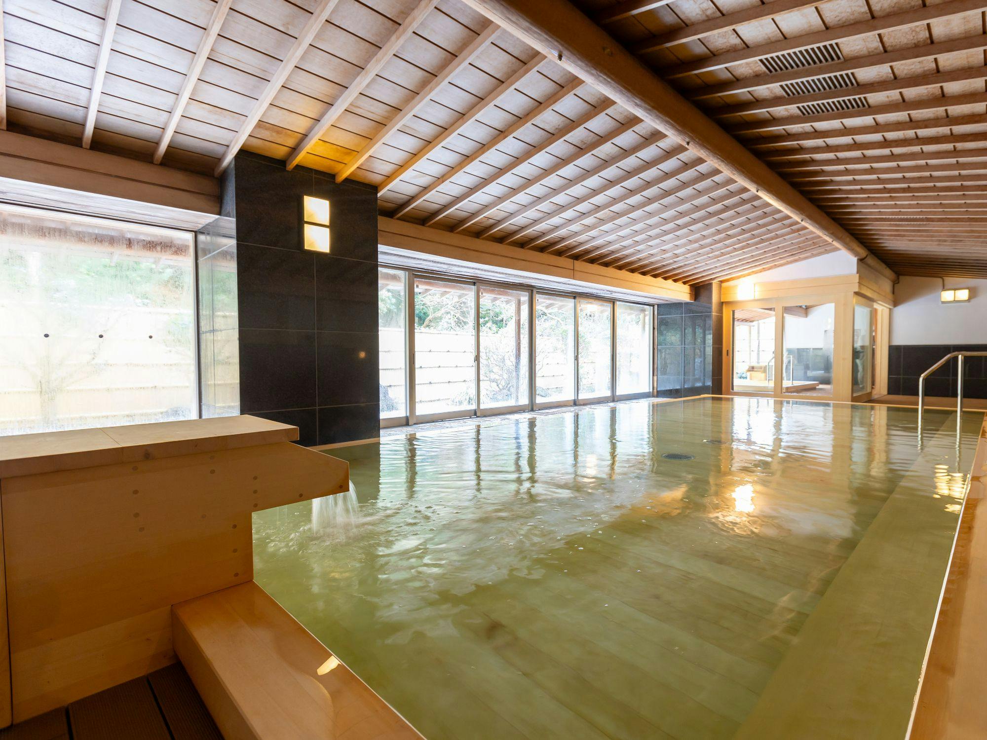 ห้องอาบน้ำรวมพร้อมอ่างอาบน้ำไม้ฮิโนกิ