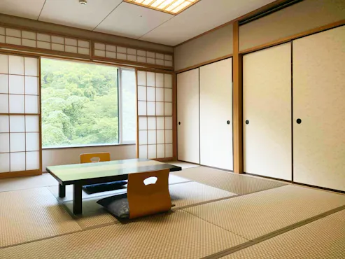 ห้องพักสไตล์ญี่ปุ่นขนาด 12.5 เสื่อ พร้อมวิวภูเขา