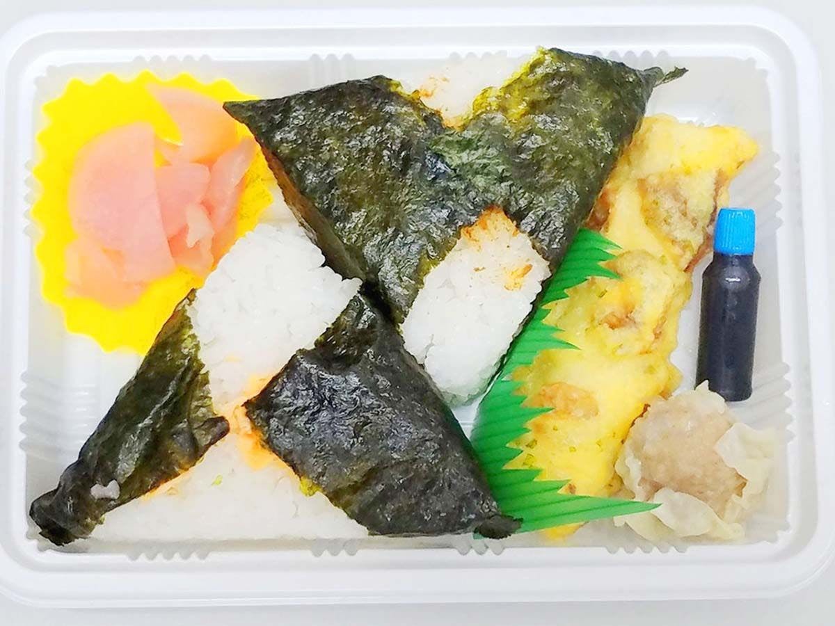 ข้าวกล่องโอนิกิริจากร้านข้าวกล่องท้องถิ่น