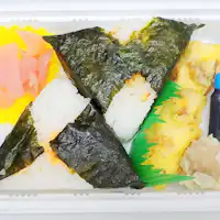 ข้าวกล่องโอนิกิริจากร้านข้าวกล่องท้องถิ่น