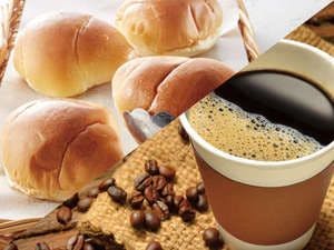 อาหารเช้าเบา ๆ กับขนมปังและกาแฟ