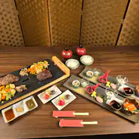 เพลิดเพลินกับเนื้อวากิวโทจิกิและเนื้อคิริฟุริโคเก็น