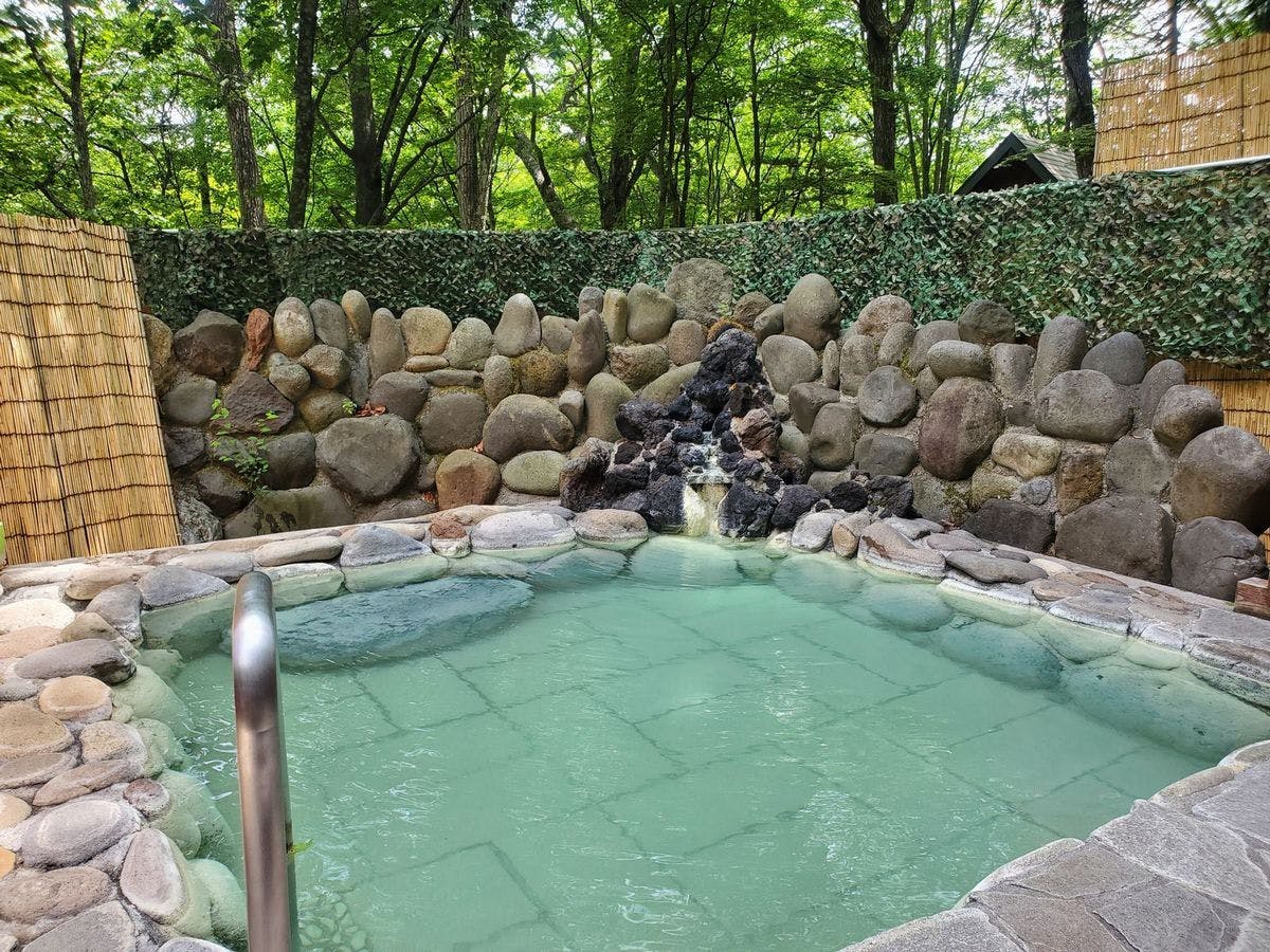 ใกล้ป้ายรถเมล์ที่สุดในญี่ปุ่น? ออนเซ็นกลางแจ้งในป่า