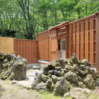 ใกล้ป้ายรถเมล์ที่สุดในญี่ปุ่น? ออนเซ็นกลางแจ้งในป่า