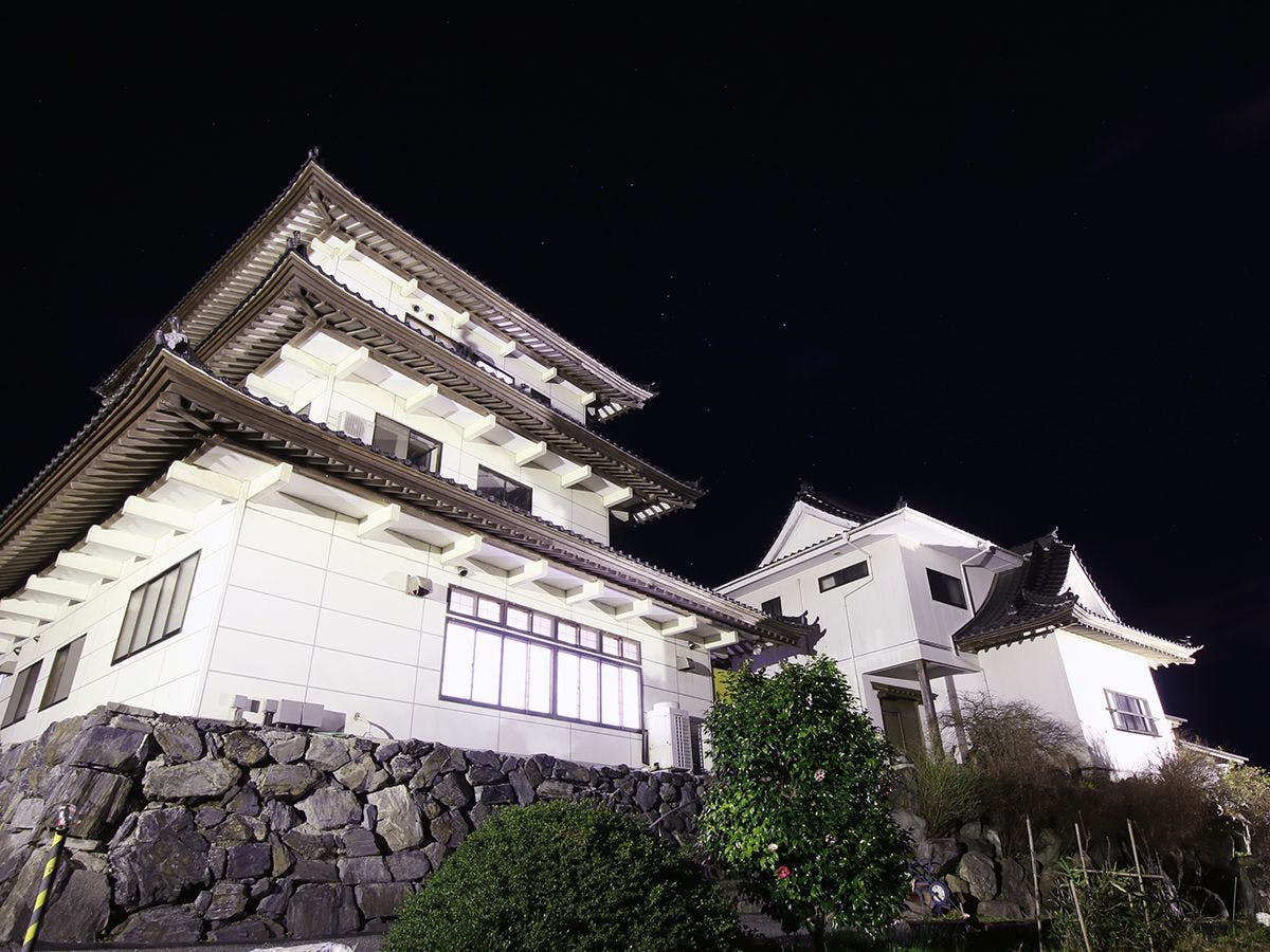 ทิวทัศน์ปราสาทพร้อมแสงไฟยามค่ำคืน