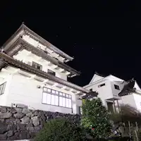 ทิวทัศน์ปราสาทพร้อมแสงไฟยามค่ำคืน