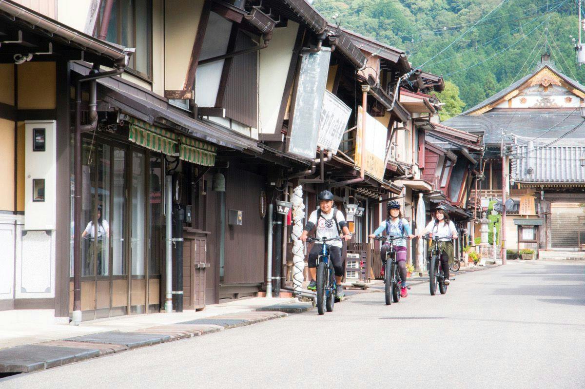 THE OAK GUJO [A Whole House Rental in the Town of Clear Streams and Dance]