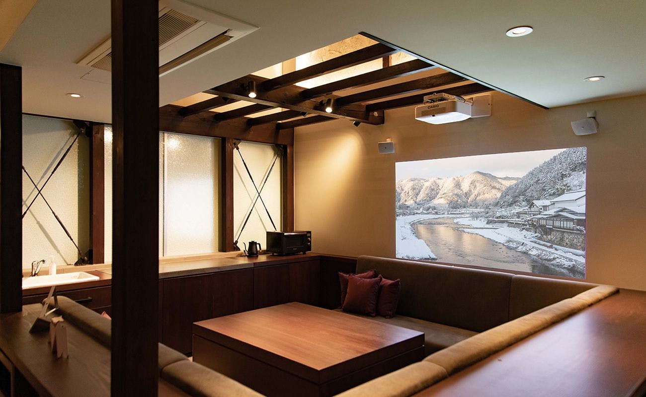 THE OAK GUJO [A Whole House Rental in the Town of Clear Streams and Dance]