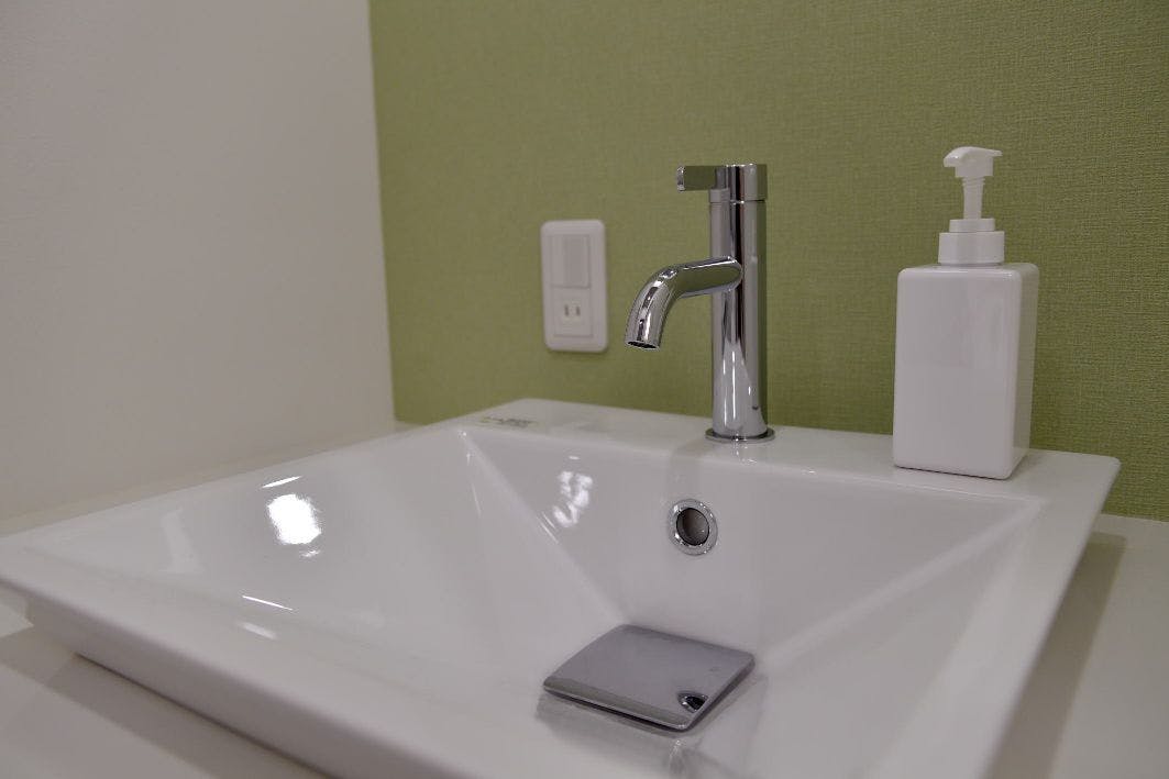 มาพร้อมกับอ่างล้างหน้าที่แยกเป็นสัดส่วน