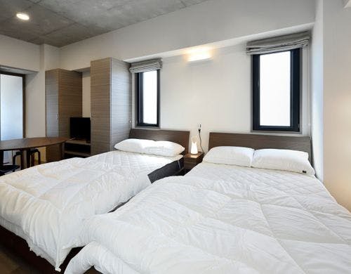 リビングにはセミダブルベッド2台を設置