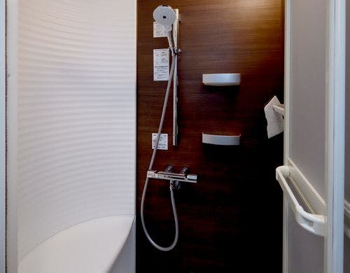 腰を掛けられる設計のシャワールーム