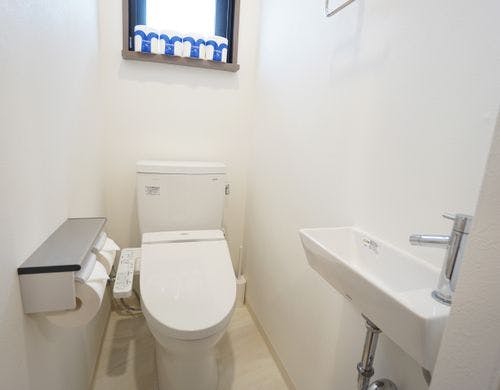 手洗いカウンターがついた清潔なトイレ