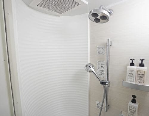 天井から降るレインシャワーで癒されます。