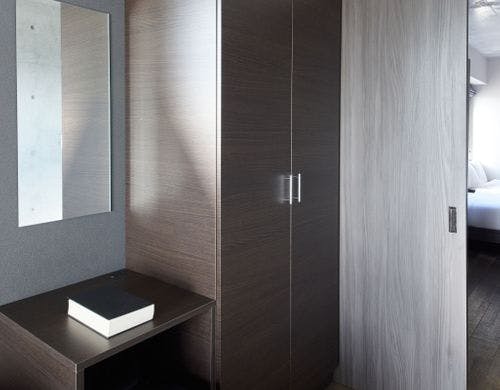 大きなクローゼットで長期滞在も安心