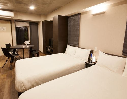 シックな雰囲気のダークカラーのお部屋