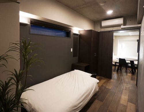 夜でも快適な明るさがある寝室