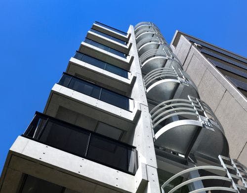 ホテル外観。8階建て・全7客室