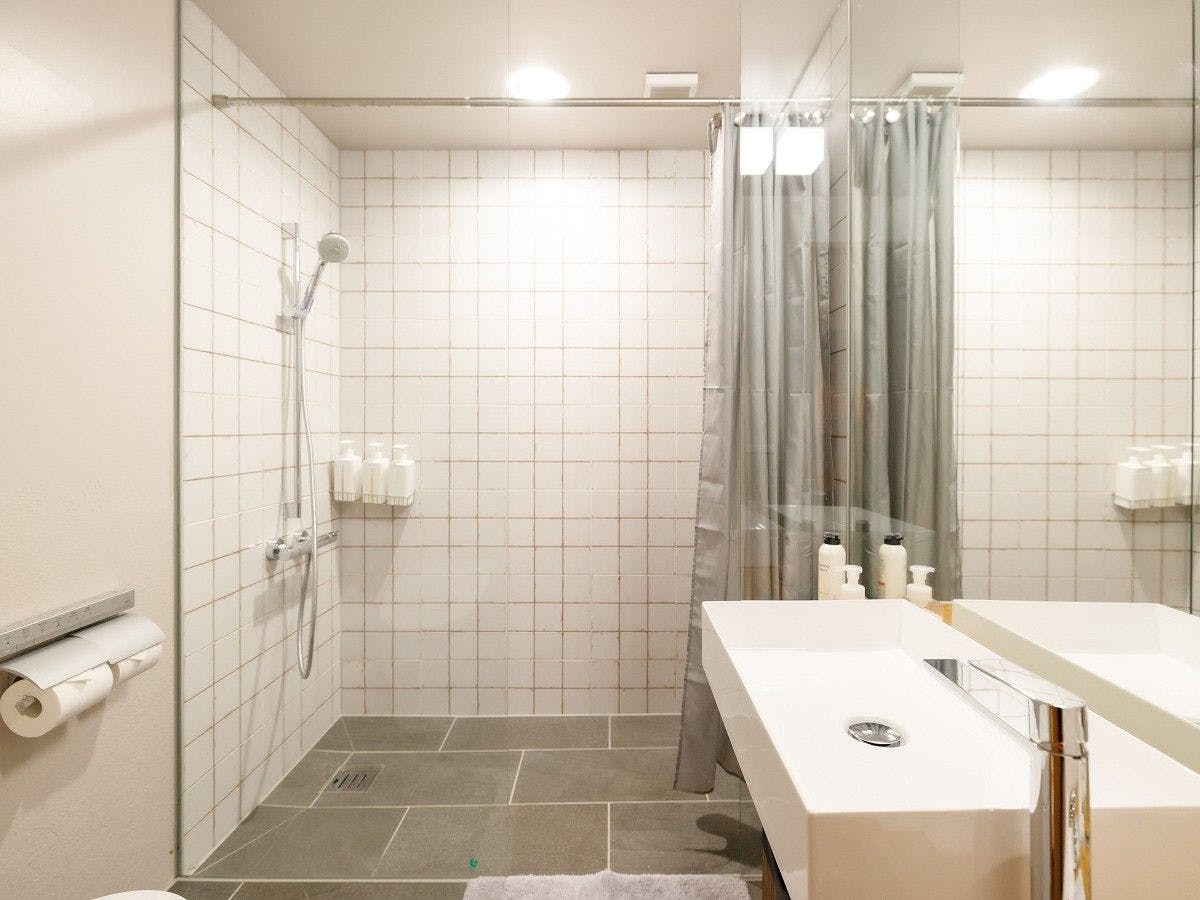 ห้องอาบน้ำฝักบัวในห้องพัก