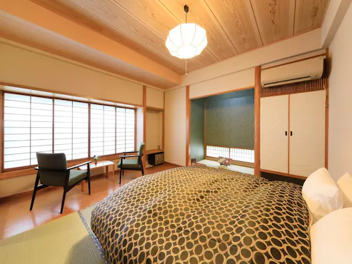 ห้องสไตล์ญี่ปุ่นพร้อมอ่างอาบน้ำ เตียงคิงไซส์ และพื้นที่ทำงาน