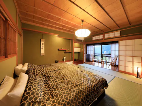 ห้องสไตล์ญี่ปุ่นพร้อมเตียงฮอลลีวูดทวินและอ่างอาบน้ำ