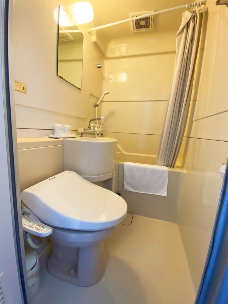 Setiap Kamar dilengkapi dengan bak mandi dan toilet.