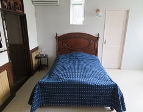 アンティークなセミダブルのベットです