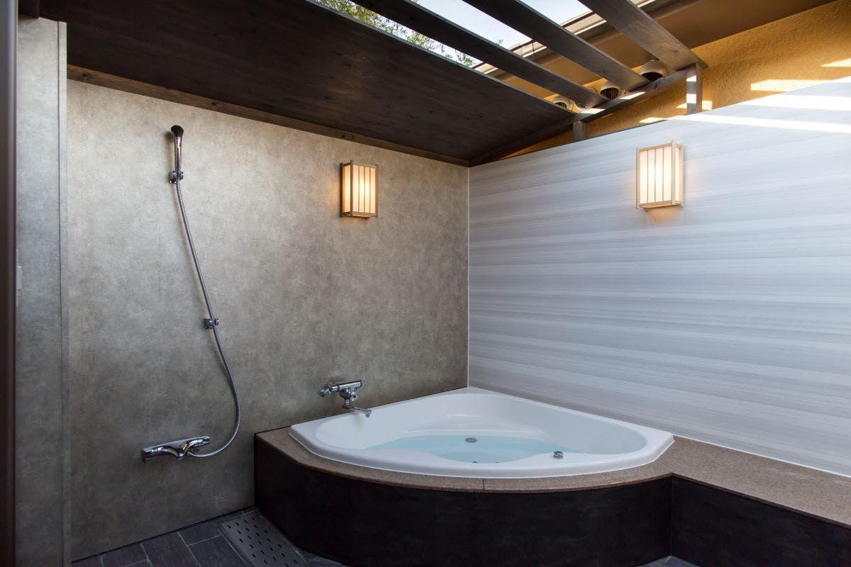 ห้องเตียงคู่พร้อมอ่างอาบน้ำกลางแจ้ง