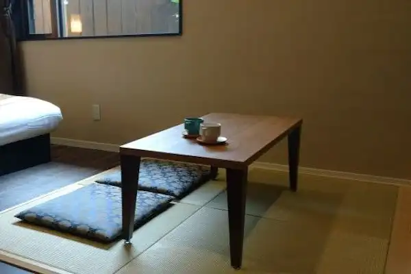 เสื่อทาทามิในห้องสไตล์ญี่ปุ่นและตะวันตก