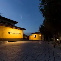 ภายนอกยามค่ำคืน (ทุกห้องเป็นบ้านเดี่ยว)