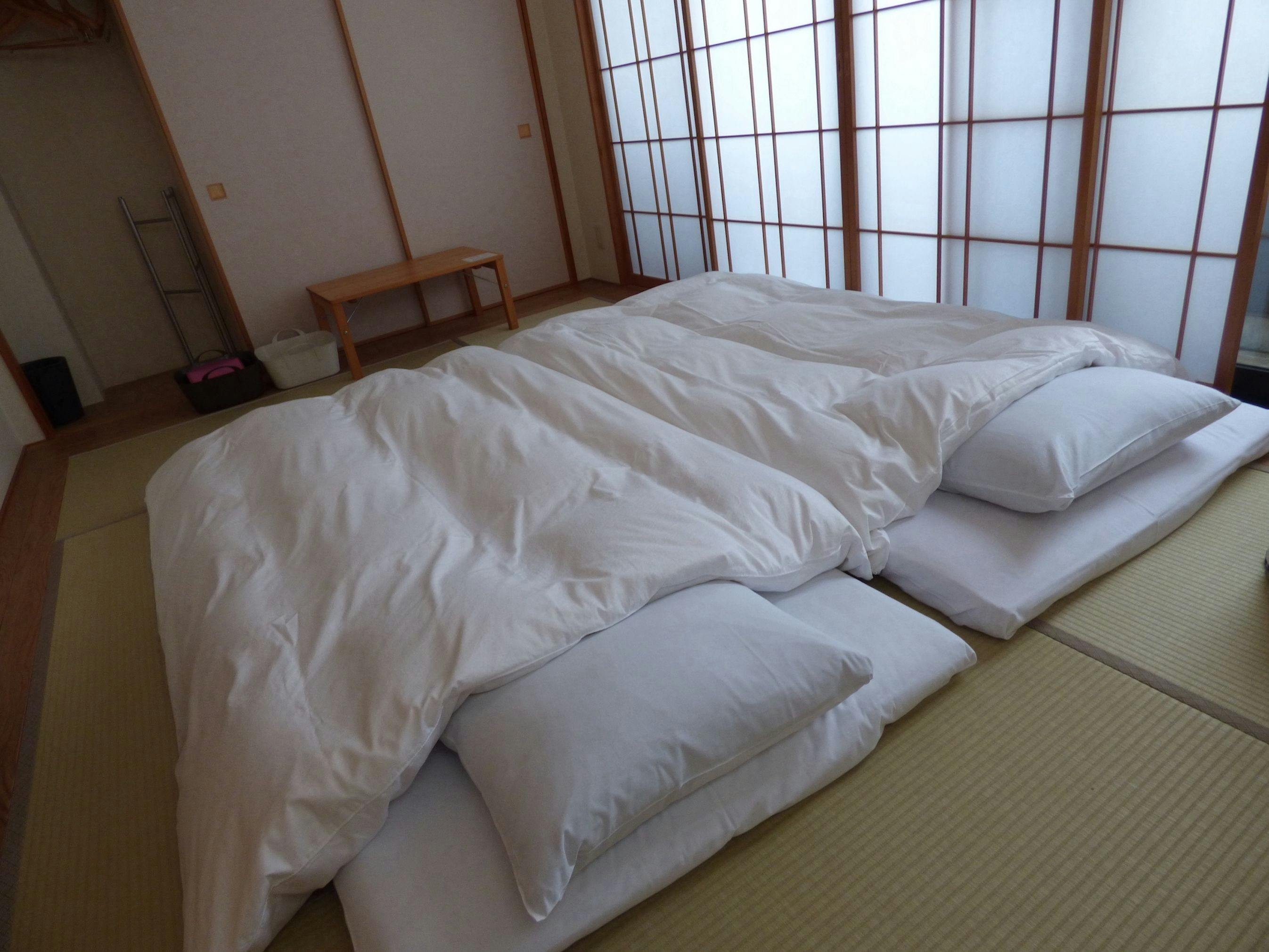 ห้องพักที่เต็มไปด้วยแสงแดดยามเช้า ภูเขาไดมอนจิอยู่ตรงหน้า